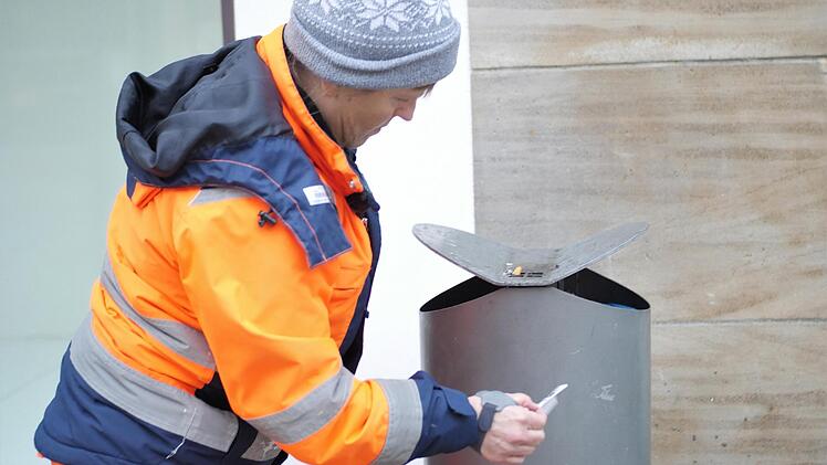 Die Aufkleber von den M&uuml;lleimern zu entfernen, ist eine echte Sisyphusarbeit.