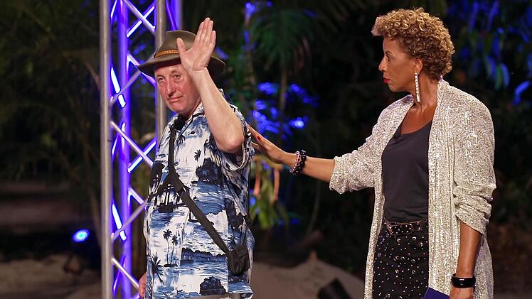 Am Anfang stand das Ende von Sch&auml;fer Heinrich. Der stand am Ende einer "Safety-Kette" und musste gehen. Moderatorin Arabelle Kiesbauer (rechts) tr&ouml;stete ein bisschen.