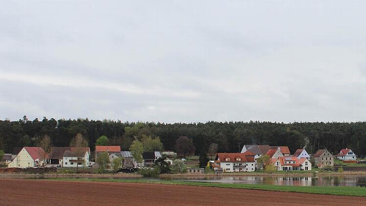 Das Dorf zwischen Weiher und Wald. Foto: Andreas Dorsch