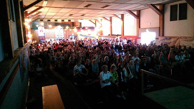Public Viewing in der TV Halle in Bad Brückenau Foto: Dirk Stumpe