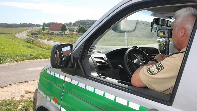 Höchstadts Polizei misst mit einer Laserpistole.  Foto: Peter Groscurth