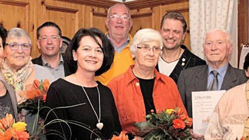 Bei der Jahreshauptversammlung des MGV Adelsdorf wurden auch verdiente Mitglieder geehrt, von links Waltraud Maul, Marga Frenzel, B&uuml;rgermeister Karsten Fischkal, Gertrud Stubenvoll, Harald Zink, Anni Dittrich, Markus Stubenvoll, Georg Geier, Vroni Noppenberger. Foto: Johanna Blum