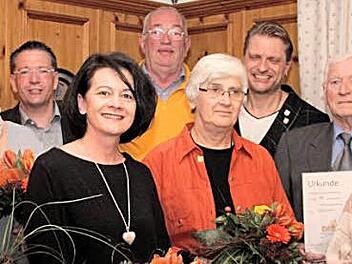 Bei der Jahreshauptversammlung des MGV Adelsdorf wurden auch verdiente Mitglieder geehrt, von links Waltraud Maul, Marga Frenzel, Bürgermeister Karsten Fischkal, Gertrud Stubenvoll, Harald Zink, Anni Dittrich, Markus Stubenvoll, Georg Geier, Vroni Noppenberger. Foto: Johanna Blum