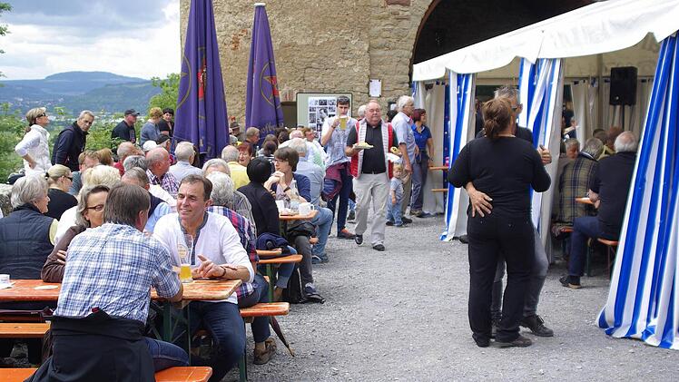 Nicht nur Steaks, Bratwurst und Bier, sondern auch ein Tänzchen in historischen Mauern sind beim Jazzfest möglich.  Foto: Winfried Ehling