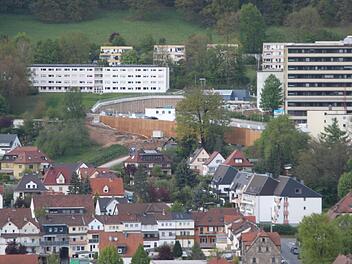 Das neue Parkhaus schmiegt sich wie ein hölzernes Band an den Krankenhausberg. Foto: Stephan Tiroch