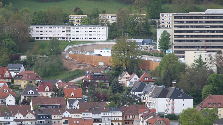 Das neue Parkhaus schmiegt sich wie ein hölzernes Band an den Krankenhausberg. Foto: Stephan Tiroch
