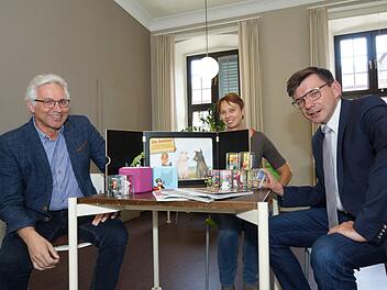 Joachim Hockgeiger vom Freundeskreis Lesezeichen, Bibliotheksleiterin Karin Wengerter und Bürgermeister Armin Warmuth präsentieren die neuen Ausleihmedien.Foto: Arkadius Guzy