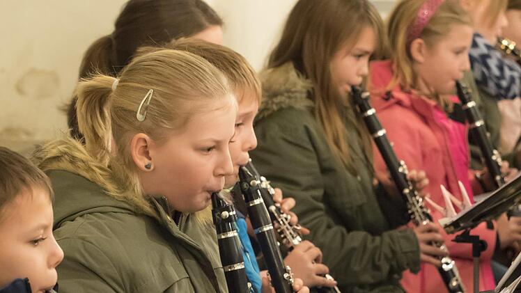 Der Bläsernachwuchs des Musikvereins Thurnau begeisterte am dritten Adventswochenende bei seinem Konzert. In den Bläserklassen musizieren aktuell 24 junge Musikanten, beim Jugendorchester sind 15 Talente vertreten.Foto: Martin Koslowsky
