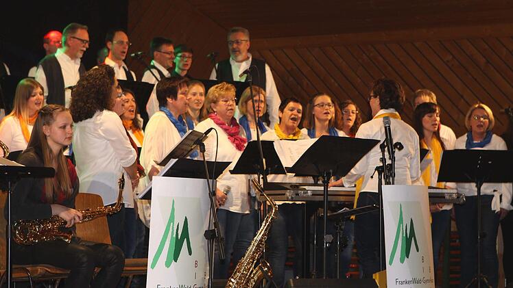 Der Gospelchor Kronach war zum zweiten Mal in Neufang zu Gast und hatte wieder die FGW-Big-Band mitgebracht. Foto: Michael Wunder