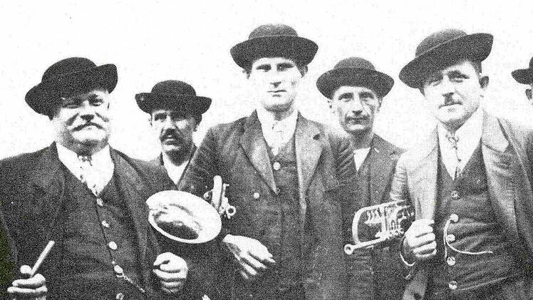 Die Gründungsmitglieder Gottlieb Schmerler, Hans Schmerler, Ferdl Weiß, Gottlieb Schmerler, Hans Mönius (Adelsdorf), Stoll (Gottesgab), H. Mönius (Adelsdorf) und Fritz Schmerler