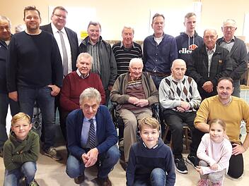 Die Mitglieder des Brieftaubenclubs 0123 Reichenbach mit den Gründungsmitgliedern aus drei Generationen. Dritter von links Schirmherr Andreas Trägner, in der Mitte sitzend Ehrenvorsitzender Anton Mahlmeister und rechts unten Vorsitzender Martin Kaiser.  Foto: Hartmut Hessel
