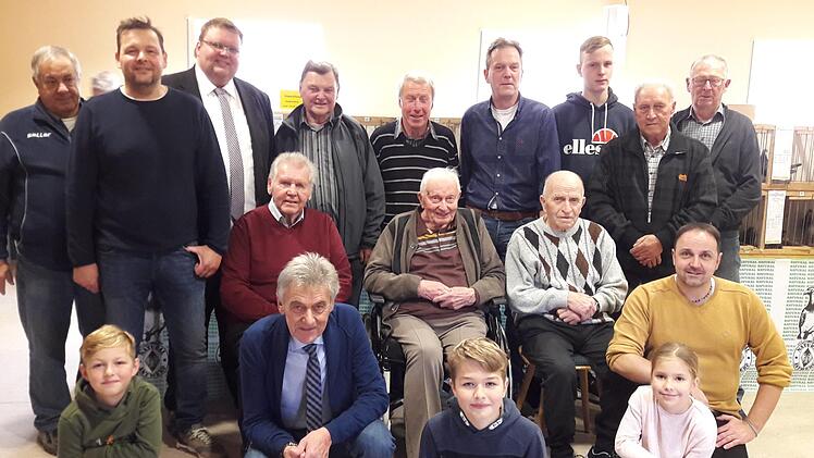 Die Mitglieder des Brieftaubenclubs 0123 Reichenbach mit den Gründungsmitgliedern aus drei Generationen. Dritter von links Schirmherr Andreas Trägner, in der Mitte sitzend Ehrenvorsitzender Anton Mahlmeister und rechts unten Vorsitzender Martin Kaiser.  Foto: Hartmut Hessel