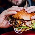 Schlechtes Essen ist schlecht für die Gesundheit des Gehirns. Andere Lebensmittel hingegen können die Leistungsfähigkeit steigern. Symbolfoto: romaset/Adobe Stock