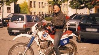 Arthur Krier nach dem Unfall (oben) und auf seiner Maschine (unten).  Fotos: privat