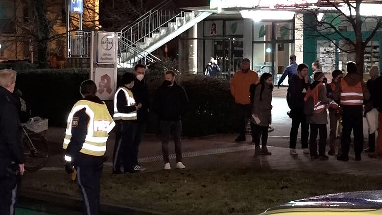 Gegen Lebensmittelverschwendung: Aktivisten kleben sich auf Fahrbahn fest