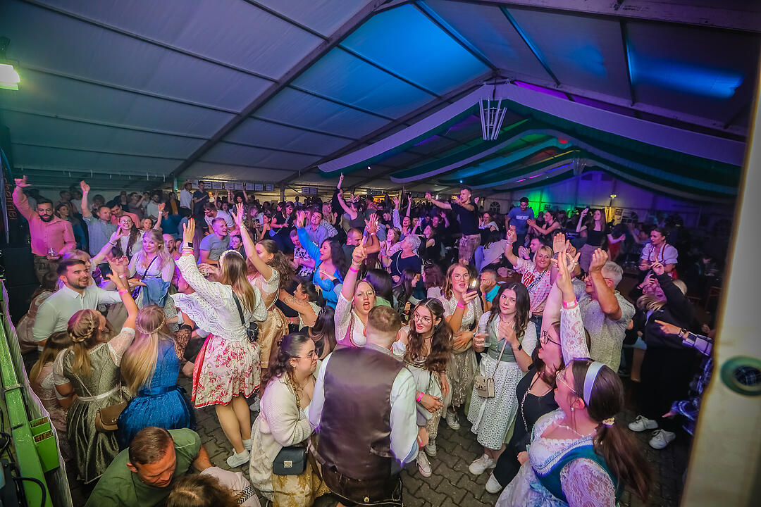 Samstagsparty im Festzelt!