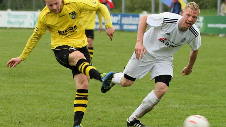 Glück hat hier der Sander Stefan Nöthling (rechts)bei diesem Schuss seines Gegenspielers Friedrich Lieder, denn sein Keeper Markus Geier pariert den Ball.