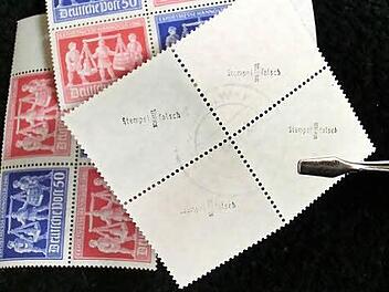 Aus billigen Briefmarken werden heute durch nachverwendete Stempel "kleine, aber falsche Schätze" hergestellt. Sie seien nichts weiter als wertloses Altpapier, sagte Heinz Stempfle in einem Vortrag beim Kissinger Briefmarkenverein. Foto: Peter Rauch