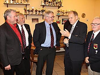 Der Präsident der DLRG, Hans-Hubert Hatje (zweiter von rechts), unterhält sich im Vereinsheim der Ortsgruppe Ebern in Fierst mit (von links) Bürgermeister Jürgen Hennemann, Klaus Bayersdorfer (Zweiter Vorsitzender), Rudolf Rath (Erster Vorsitzender) und einem "Urgestein" der DLRG Ebern, Harald Theuring (rechts).  Foto: Helmut Will