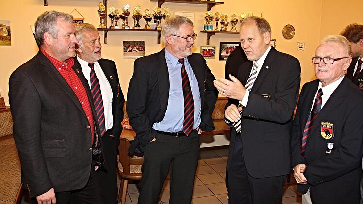 Der Präsident der DLRG, Hans-Hubert Hatje (zweiter von rechts), unterhält sich im Vereinsheim der Ortsgruppe Ebern in Fierst mit (von links) Bürgermeister Jürgen Hennemann, Klaus Bayersdorfer (Zweiter Vorsitzender), Rudolf Rath (Erster Vorsitzender) und einem "Urgestein" der DLRG Ebern, Harald Theuring (rechts).  Foto: Helmut Will