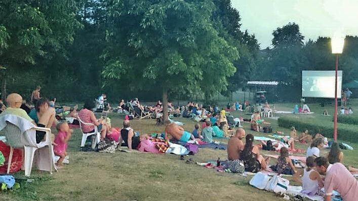 Das Stadtsteinacher Freibad war am Freitag auch am Abend bei angenehmen Temperaturen wegen des Open-Air-Kinos noch gut besucht.  Foto: Klaus-Peter Wulf