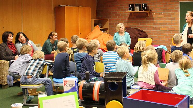 "Lehrerin" Ursula Willenberg erzählte, warum wir und was wir essen sollen. Foto: Klaus Klaschka