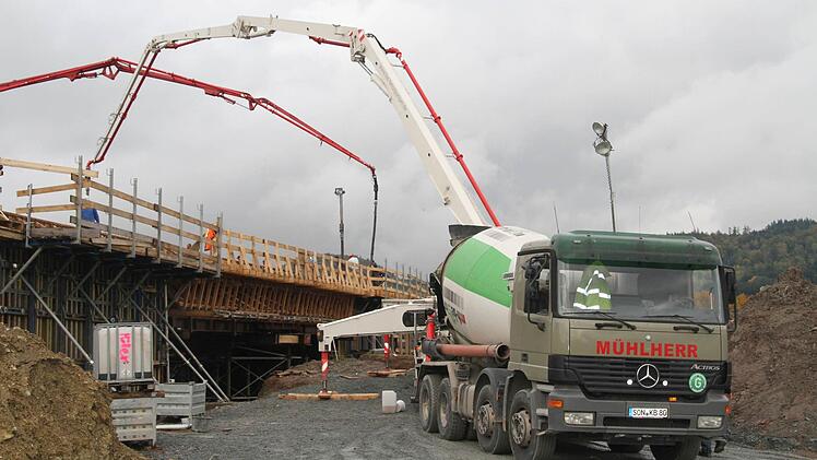 Die Betonmischer stehen Schlange, denn das Betonieren darf nicht unterbrochen werden. Foto: Sonny Adam