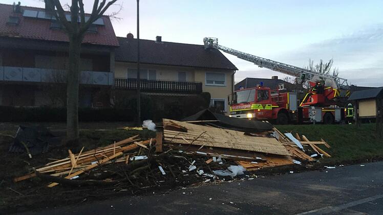 Schwere Schäden hat der Tornado in Kürnach bei Würzburg angerichtet. Foto: News5