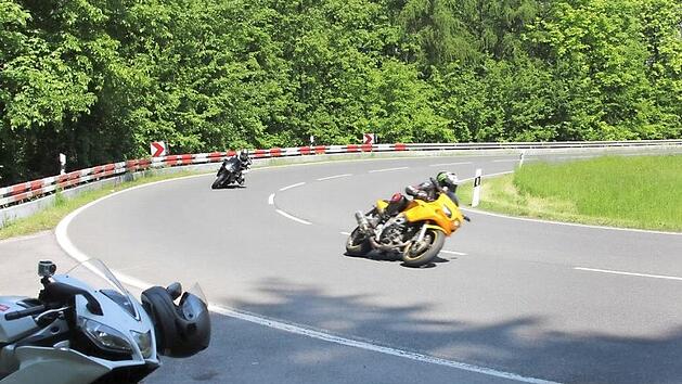 Beliebte Strecke bei Motorradfahrern: der Hambach zwischen Untermerzbach und Ebern, hier zu sehen auf einem Archivbild von Helmut Will. Mittlerweile verbietet eine ununterbrochene Doppel-Mittellinie das &Uuml;berholen und am Stra&szlig;enrand (Einm&uuml;ndung) besteht ein striktes Parkverbot.