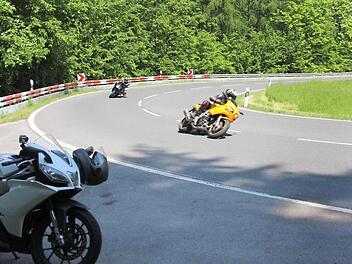 Beliebte Strecke bei Motorradfahrern: der Hambach zwischen Untermerzbach und Ebern, hier zu sehen auf einem Archivbild von Helmut Will. Mittlerweile verbietet eine ununterbrochene Doppel-Mittellinie das Überholen und am Straßenrand (Einmündung) besteht ein striktes Parkverbot.