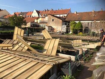 Nur drei Sekunden habe der Sturm gewütet, um dieses Chaos bei der Gärtnerei Dechant in Bamberg zu hinterlassen.  Foto: Carmen Dechant