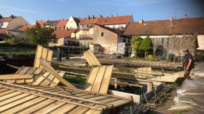 Nur drei Sekunden habe der Sturm gewütet, um dieses Chaos bei der Gärtnerei Dechant in Bamberg zu hinterlassen.  Foto: Carmen Dechant
