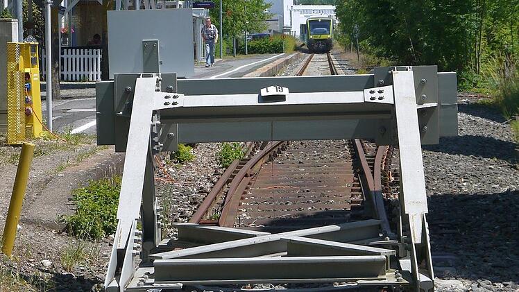 Endstation: Ob irgendwann eine nach ersten Sch&auml;tzungen rund 150 Millionen Euro Bahnstrecke &uuml;ber den Bad Rodacher Bahnhof hinaus bis nach S&uuml;dth&uuml;ringen gebaut wird, ist  so lange noch offen, bis ein Bauherr gefunden ist. - Foto: Berthold K&ouml;hler