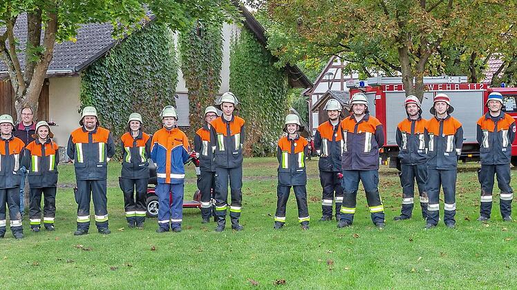 Das Foto zeigt die beiden erfolgreichen Gruppen der Feuerwehr Unterpreppach mit (von links) Christian Kuhn, Sven Kuhn, KBM Jonas Ludewig, Tobias Schwengler, Ausbilder Jürgen Porzner, Tamara Heinemann, Dominik Präger, Anja Thein, Fabian Bühling, Patrick Schneider, Niklas Derra, Gruppenführerin Jasmin Schwengler, Jakob Groh, Max Deublein, Matthias Klopf, Christian Konrad, Ingo Heinemann, Tobias Hau, Matthias Lurz, Andreas Platzer.