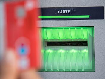 Sparkassen-Betrug: Rentnerin in Schweinfurt um Tausende Euro betrogen