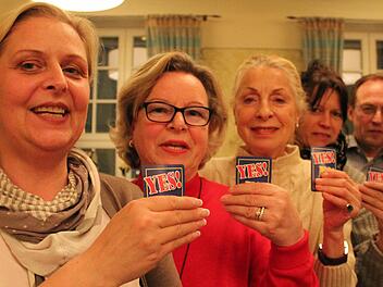 Ja zu Englisch: Andrea Stoffel vom Mortimer Englisch-Club, und die Stammtischler Bärbel, Asta, Karin und Harald.  Foto: Borst