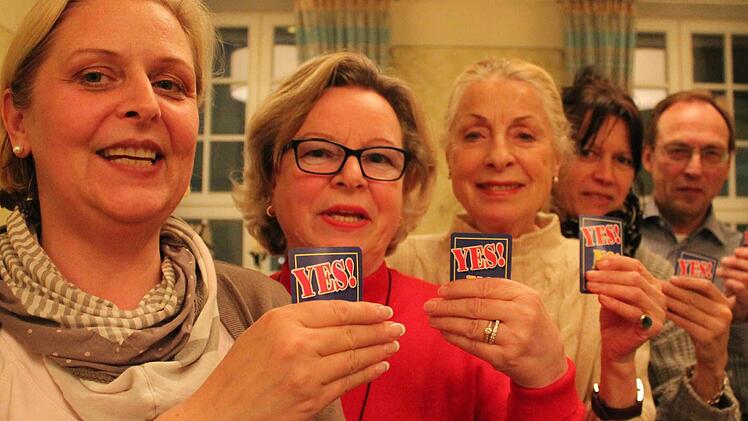 Ja zu Englisch: Andrea Stoffel vom Mortimer Englisch-Club, und die Stammtischler Bärbel, Asta, Karin und Harald.  Foto: Borst