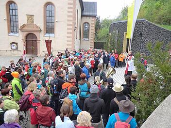 Begrüßung der etwa 200 Oberthulbaer Wallfahrer am Kreuzberg. Foto: Günther Straub