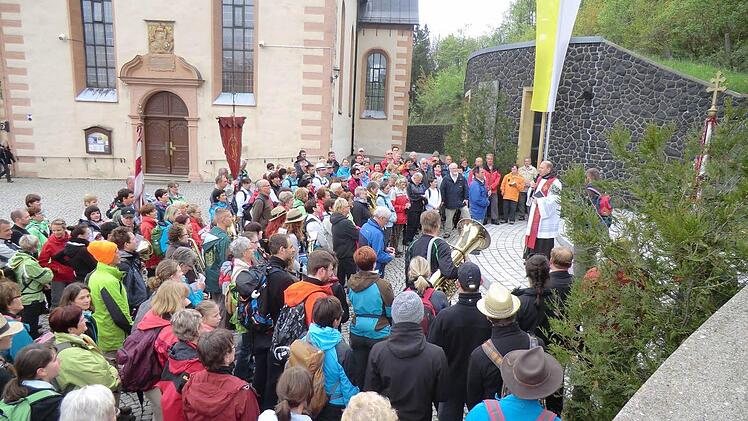 Begrüßung der etwa 200 Oberthulbaer Wallfahrer am Kreuzberg. Foto: Günther Straub
