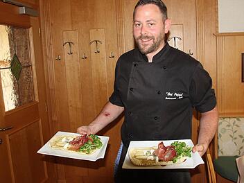 Christian Poli kredenzt Focaccia tirolese, eine Spargelspezialität aus Südtirol. Fotos: Ralf Kestel