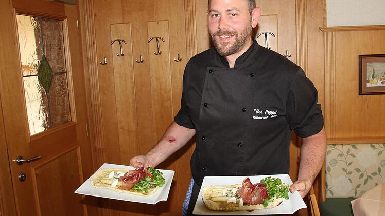 Christian Poli kredenzt Focaccia tirolese, eine Spargelspezialität aus Südtirol. Fotos: Ralf Kestel