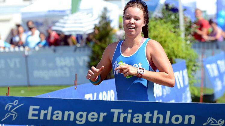 Als erste Frau über die Kurzdistanz im Ziel: Lena Gottwald (m-Net) vom SSV Forchheim entschied die weibliche Konkurrenz für sich.  Fotos: herzopress