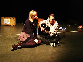 Die beiden Hauptdarsteller Laura Croes und Johannes Neubauer auf der Bühne in der Alten Seilerei Foto: p