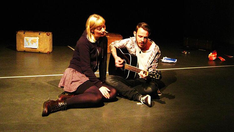 Die beiden Hauptdarsteller Laura Croes und Johannes Neubauer auf der Bühne in der Alten Seilerei Foto: p