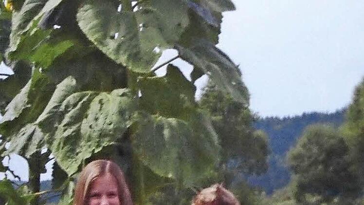 Noch nie dagewesene Sonnenblumenpracht in Eila. Die neunjährige Antonia und der fünfjährige Georg freuen sich über die von ihnen mit gepflegten Sonnenblumen. Foto: Karl-Heinz Hofmann