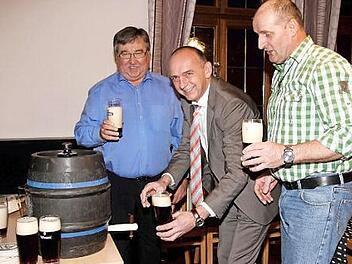 Ein Fass Freibier ist bei der UWG Tradition: Rudolf Keck, Bürgermeister Heinrich Süß und Gemeinderat Andreas Süß stachen zu Beginn der Versammlung das erste Fass Freibier an. Foto: Richard Sänger