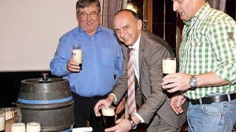 Ein Fass Freibier ist bei der UWG Tradition: Rudolf Keck, Bürgermeister Heinrich Süß und Gemeinderat Andreas Süß stachen zu Beginn der Versammlung das erste Fass Freibier an. Foto: Richard Sänger