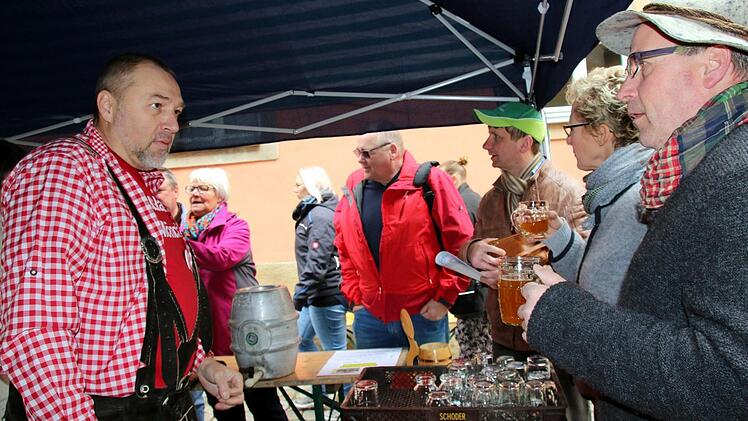 Fachsimpelten über den Seßlacher Gerstentrunk: Stefan Pachsteffl (Brauhausfreunde Seßlach, rechts) im Gespräch mit Bierwanderführer Wolfgang Korn