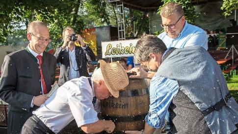 Das war kein plötzlicher Schneefall, der den Bieranstich begleitete. Bürgermeister Helmut Fischer hatte auch gleich die Erklärung parat: "Zu langsam gedrückt." Foto: Klaus Gagel