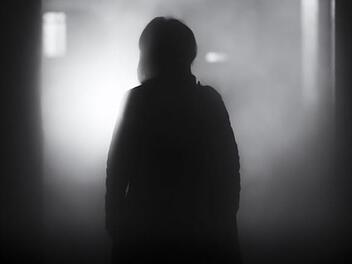 Zahlreiche Menschen träumen davon, verfolgt zu werden. Oftmals symbolisch: ein Schatten. Foto: Symbolbild / Pixabay.com / StockSnap